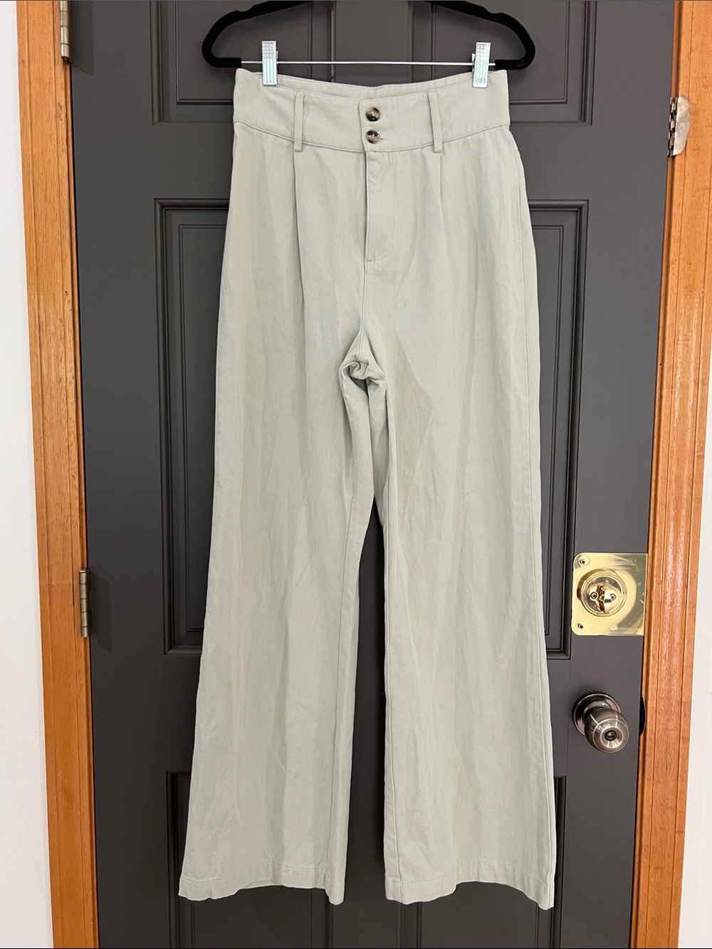 LE LIS She Means Business Pants in sage - Picture 7 of 11